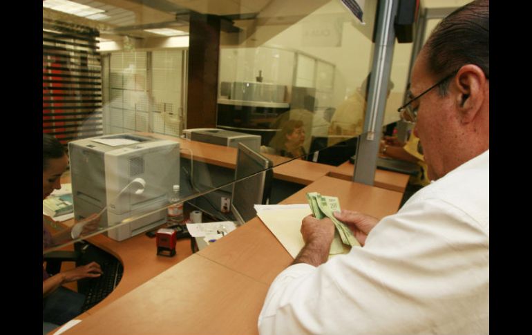 La tenencia y refrendo vehicular se pueden pagar en las 136 recaudadoras en el Estado, por internet o bancos. A. GARCÍA  /