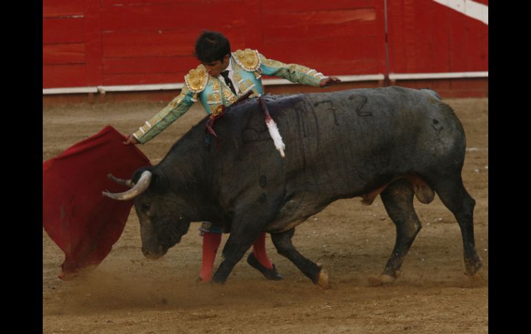 Joselito Adame ha estado muy dispuesto y animado, tanto de capote, así como cubriendo el segundo tercio. M. FREYRÍA  /