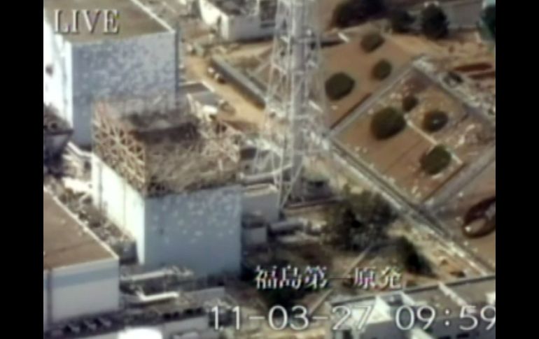 Imagen de video de hoy que muestra los edificios de los reactores 1 y 2 en la planta de Fukushima. AFP  /