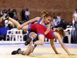 La luchadora de Jalisco, Lluvia Álvarez (de azul), le aplica una llave a Brenda Martínez, de Chihuahua. E. PACHECO  /