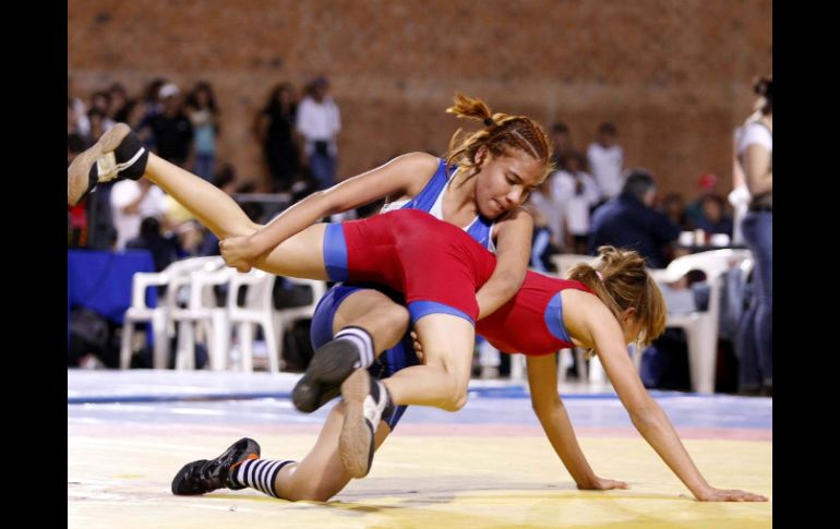 La luchadora de Jalisco, Lluvia Álvarez (de azul), le aplica una llave a Brenda Martínez, de Chihuahua. E. PACHECO  /