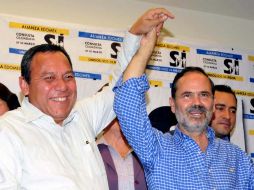 Jesús Zambrano y Gustavo Madero celebran el resultado de la consulta para definir alianza para el Estado de México. EL UNIVERSAL  /