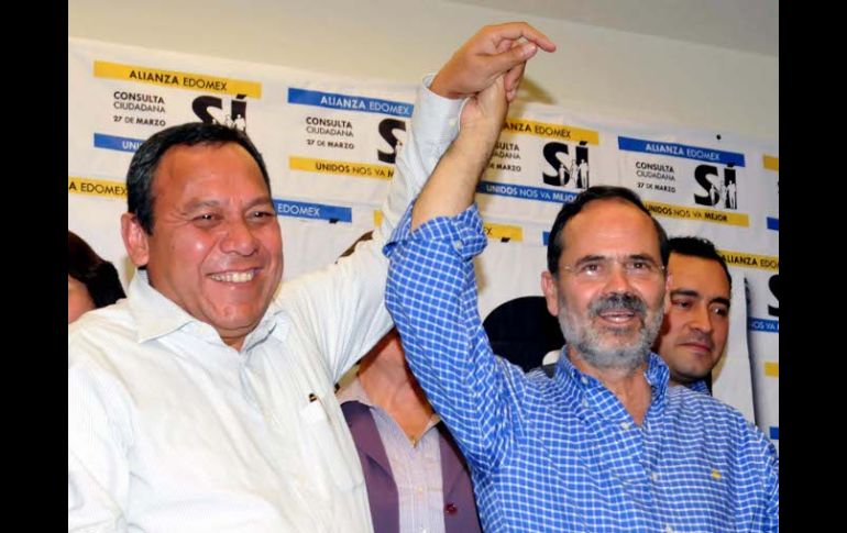 Jesús Zambrano y Gustavo Madero celebran el resultado de la consulta para definir alianza para el Estado de México. EL UNIVERSAL  /