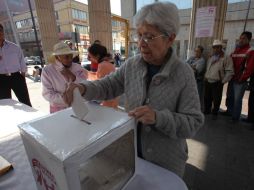 Una mujer emite su voto en Toluca. Los organizadores de la Consulta Ciudadana califican como un éxito el ejercicio. EL UNIVERSAL  /