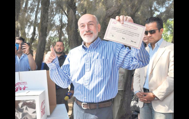 El panista Luis Felipe Bravo Mena posa después de emitir su voto en la Consulta Ciudadana. EL UNIVERSAL  /