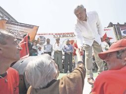 Andrés Manuel López Obrador saluda a una persona que acudió al acto celebrado en la Plaza de las Tres Culturas. EL UNIVERSAL  /