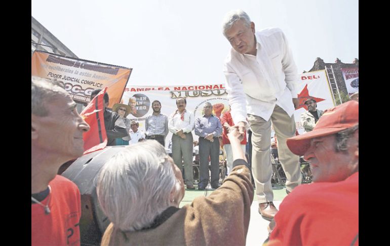 Andrés Manuel López Obrador saluda a una persona que acudió al acto celebrado en la Plaza de las Tres Culturas. EL UNIVERSAL  /