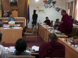 En Dharamsala, miembros del Parlamento tibetano debaten las modalidades en que se hará el cambio político. AP  /