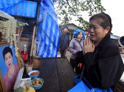 Una mujer llora por su hija fallecida durante el terremoto en Tarlay, en el estado de Shan, en Birmania. EFE  /