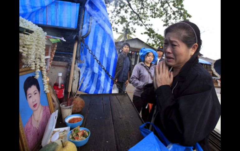 Una mujer llora por su hija fallecida durante el terremoto en Tarlay, en el estado de Shan, en Birmania. EFE  /