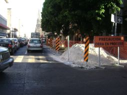 Vista de la Avenida 16 de Septiembre, a su cruce con López Cotilla, donde realizan labores de reparación de un socavón. E. VARGAS  /