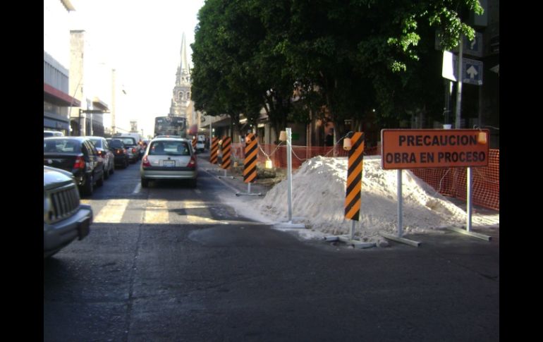 Vista de la Avenida 16 de Septiembre, a su cruce con López Cotilla, donde realizan labores de reparación de un socavón. E. VARGAS  /