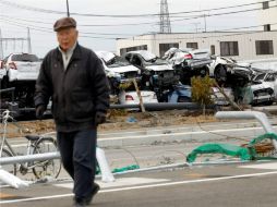 Vehículos Toyota destinados a su exportación y que fueron destruidos por el tsunami en el puerto de Sendai, en Japón. EFE  /