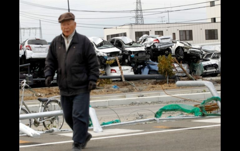 Vehículos Toyota destinados a su exportación y que fueron destruidos por el tsunami en el puerto de Sendai, en Japón. EFE  /