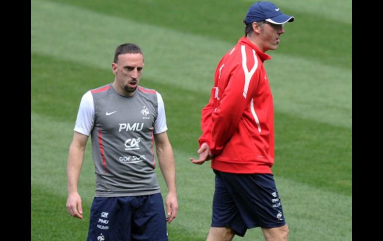 El futbolista, Franck Ribery, y el entrenador Laurent Blanc, en una sesión de entrenamiento. AFP  /