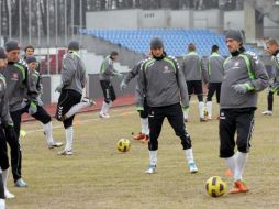 Jugadores de Lituania comprueban el estado del terreno del Estadio de Kanuas mientras entrenan. EFE  /