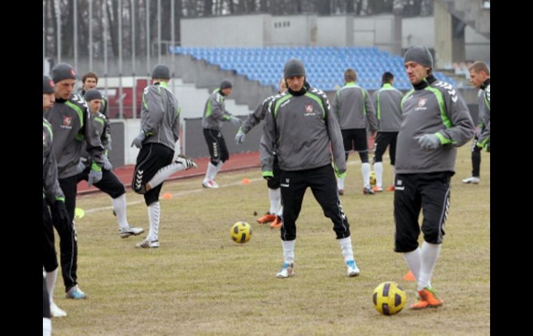 Jugadores de Lituania comprueban el estado del terreno del Estadio de Kanuas mientras entrenan. EFE  /