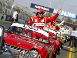 El piloto español, Fernando Alonso, en el desfile antes del inicio del Grand Prix en Australia. EFE  /