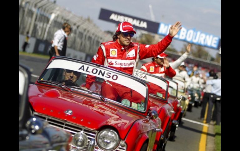 El piloto español, Fernando Alonso, en el desfile antes del inicio del Grand Prix en Australia. EFE  /