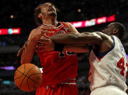 Joakim Noah (13) de los Bulls de Chicago es desplazado del balón por Elton Brand, de los 76ers de Filadelfia. AFP  /