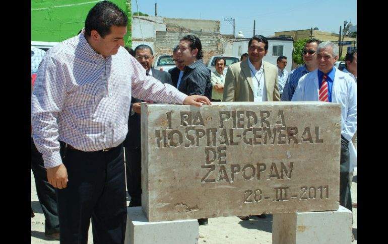 El alcalde Héctor Vielma colocó la primera piedra para la ampliación del “Hospitalito”. ESPECIAL  /