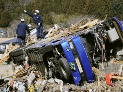 Policías buscan a desaparecidos entre los escombros en Otsuchi, en el noreste de Japón. AP  /