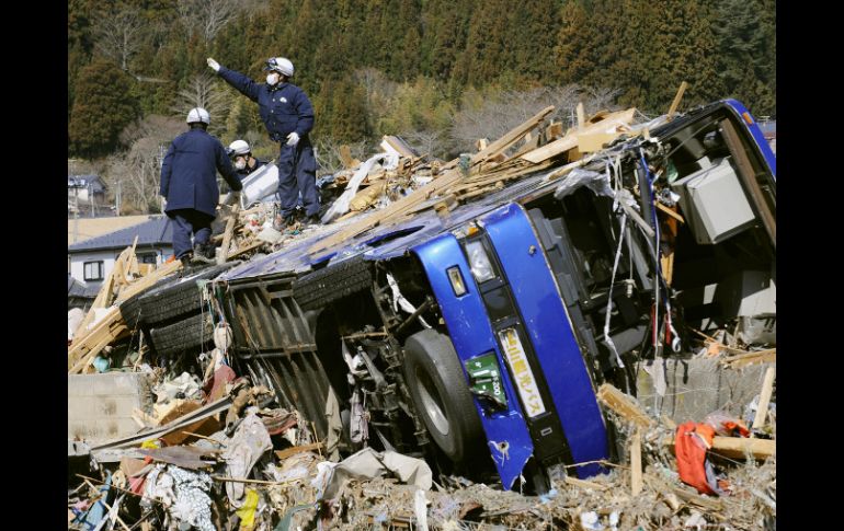 Policías buscan a desaparecidos entre los escombros en Otsuchi, en el noreste de Japón. AP  /