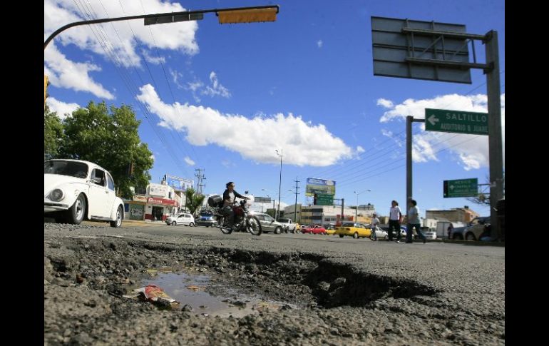 El Ayuntamiento pretende arrancar en abril la repavimentación en las primeras cuatro avenidas. A. CAMACHO  /