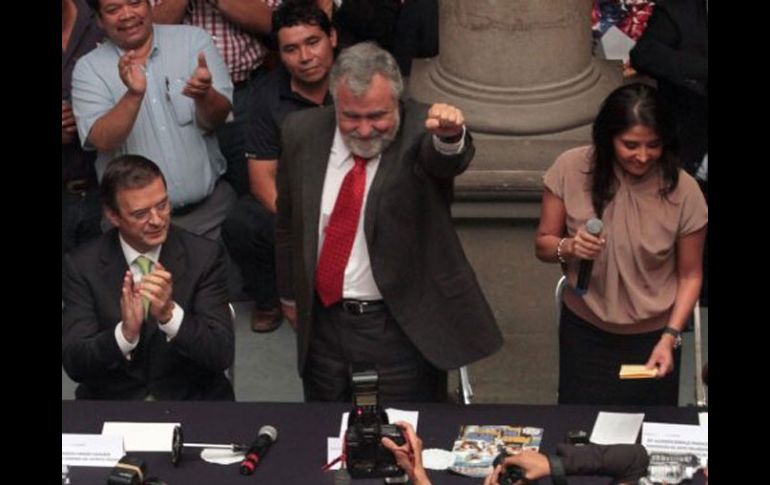 El aspirante a gobernador, Alejandro Encinas, alza el brazo en señal de victoria. EL UNIVERSAL  /