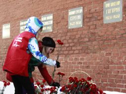 La gente toma parte en una ceremonia de flores en la tumba por el que se de el primer hombre en el espacio, Yuri Gagarin. REUTERS  /