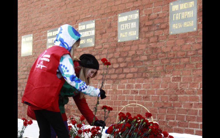 La gente toma parte en una ceremonia de flores en la tumba por el que se de el primer hombre en el espacio, Yuri Gagarin. REUTERS  /