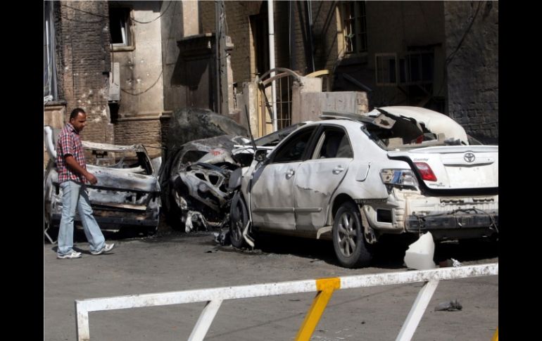 Los atacantes utilizaron explosiones en los coches para distraer la atención. EFE  /