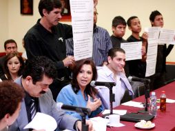 Una comitiva de manifestantes portó carteles en la comparecencia de Martha Ruth del Toro ante diputados. E. PACHECO  /