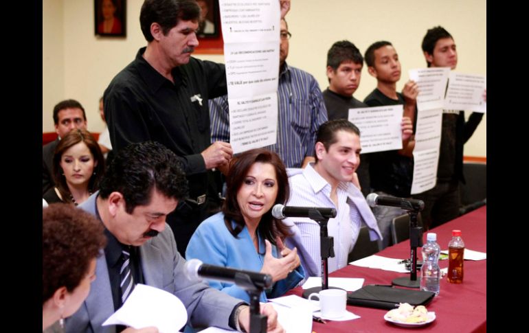 Una comitiva de manifestantes portó carteles en la comparecencia de Martha Ruth del Toro ante diputados. E. PACHECO  /