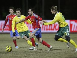 Xavi Hernández, pelea por el balón contra  Deividas Semberas y Marius Stankevicius, en el partido disputado hoy en Kaunas. REUTERS  /