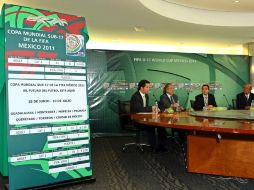 La directiva de la Federación Mexicana de Futbol, en la compra del primer boleto del Mundial Sub-17 México. MEXSPORT  /