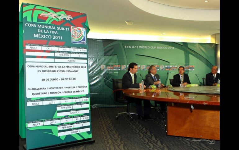 La directiva de la Federación Mexicana de Futbol, en la compra del primer boleto del Mundial Sub-17 México. MEXSPORT  /