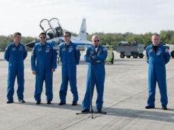 Los astronautas de derecha a izquierda Mark Kelly, Greg H. Johnson, Mike Fincke, Roberto Vittor, Drew Feustel y Greg Chamitoff. EFE  /