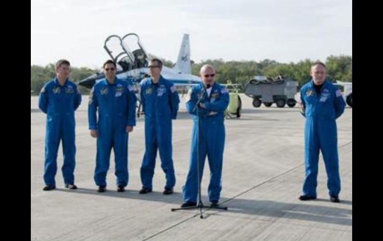 Los astronautas de derecha a izquierda Mark Kelly, Greg H. Johnson, Mike Fincke, Roberto Vittor, Drew Feustel y Greg Chamitoff. EFE  /