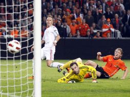 El holandés Dirk Kuyt (der.) vence al arquero húngaro, en una de las dos anotaciones que hizo ayer en el Amsterdam Arena. REUTERS  /