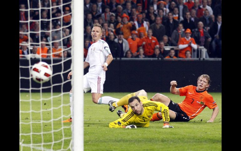 El holandés Dirk Kuyt (der.) vence al arquero húngaro, en una de las dos anotaciones que hizo ayer en el Amsterdam Arena. REUTERS  /