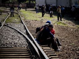 Foto de archivo de migrantes indocumentados centroamericanos que esperan el paso del tren. EL UNIVERSAL  /