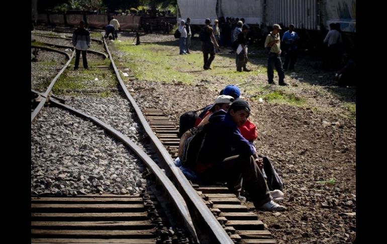 Foto de archivo de migrantes indocumentados centroamericanos que esperan el paso del tren. EL UNIVERSAL  /