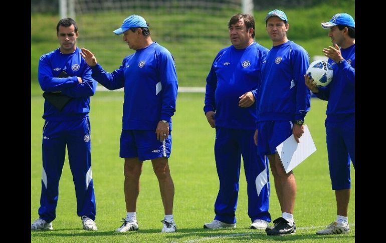 Carlos Meza, preparándo a los jugadores del Cruz Azul para su próximo enfrentamiento. MEXSPORT  /