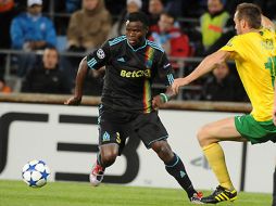 Taye Taiwo, domina el balón en pleno juego. Foto especial tomada del sitio web oficial del Olympique de Marsella  /