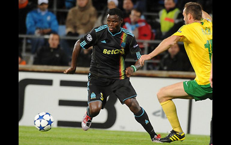 Taye Taiwo, domina el balón en pleno juego. Foto especial tomada del sitio web oficial del Olympique de Marsella  /