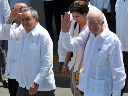 El presidente cubano, Raúl Castro (i), despide al expresidente de Estados Unidos Jimmy Carter (d). EFE  /