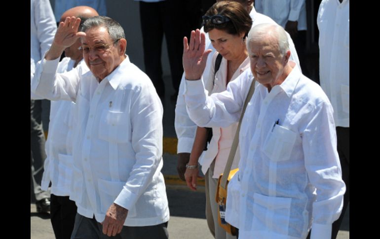 El presidente cubano, Raúl Castro (i), despide al expresidente de Estados Unidos Jimmy Carter (d). EFE  /