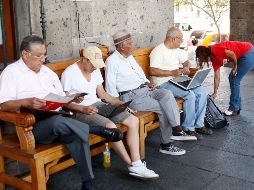 Algunas personas ya disfrutan de los beneficios de internet gratuito en diferentes lugares de la ciudad. E. PACHECO  /