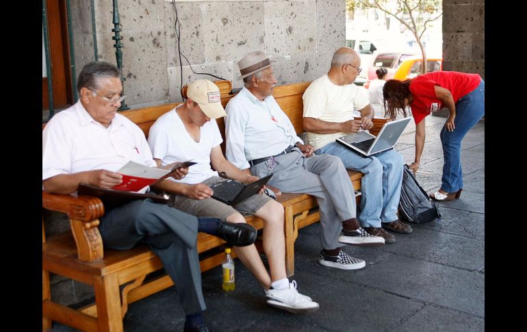 Algunas personas ya disfrutan de los beneficios de internet gratuito en diferentes lugares de la ciudad. E. PACHECO  /